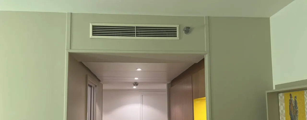 Grille de soufflage linéaire d’un gainable au plafond d’un couloir