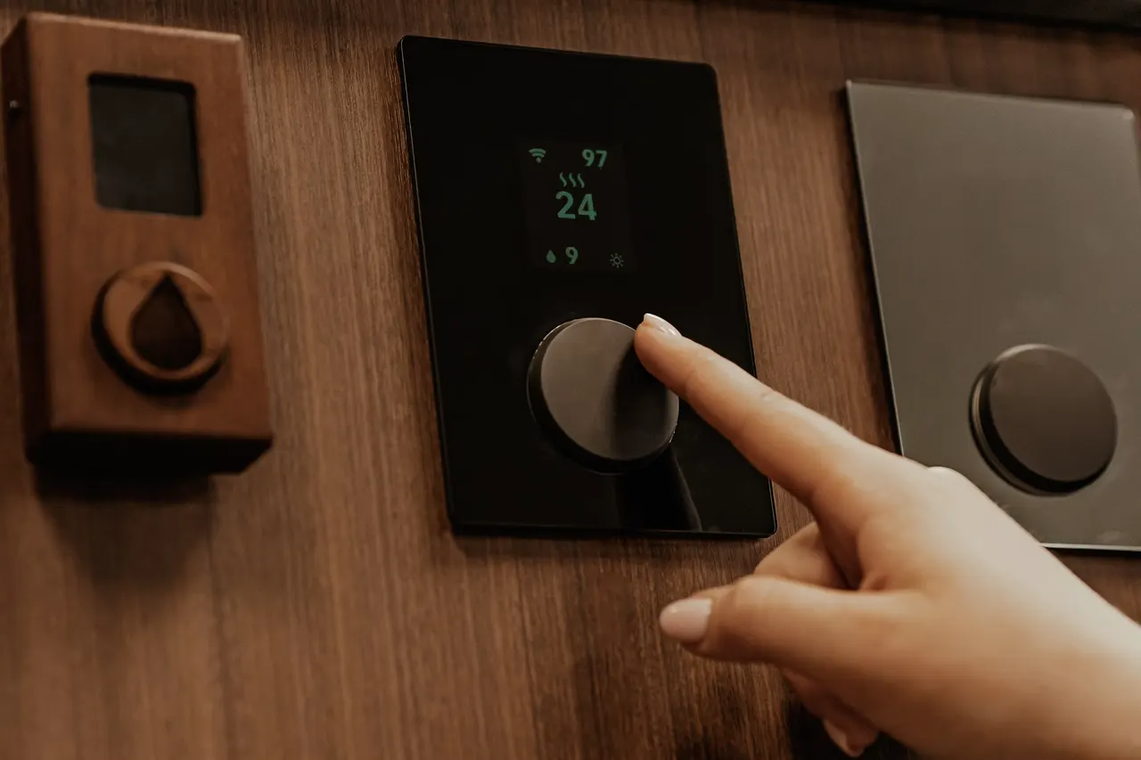 Réglage de la température d’une zone de gainable sur un thermostat mural connecté