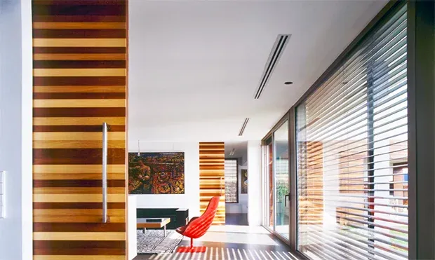 Intérieur contemporain climatisé par un gainable, sans unité murale visible