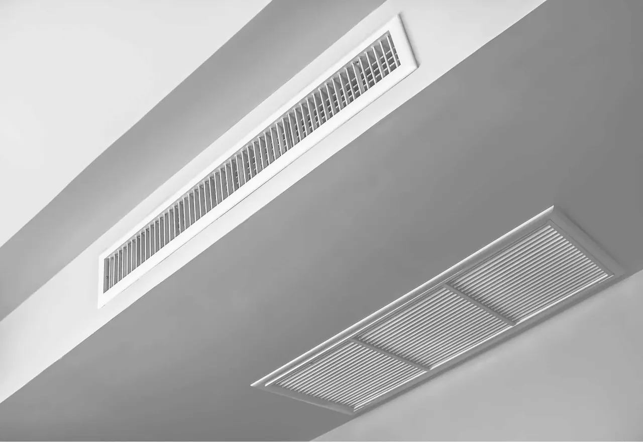 Grilles de soufflage d’un gainable au plafond